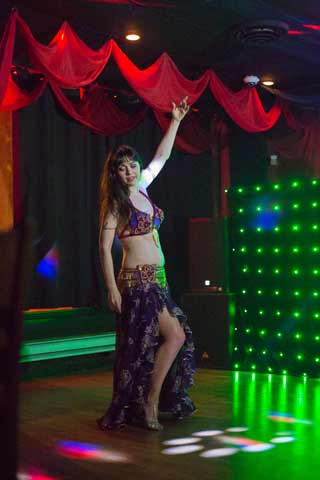 Bellydance-Kansas-City-Aisha-dancer-performance-photo